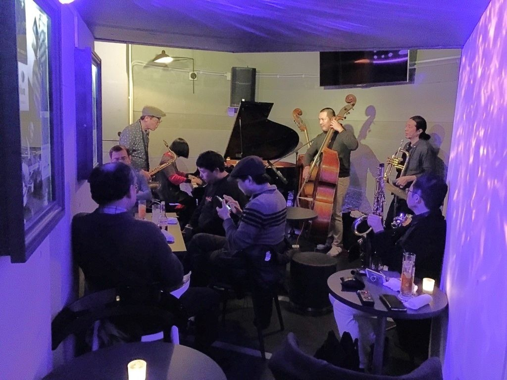ジャズやポップスの演奏で店内はカジュアルな雰囲気