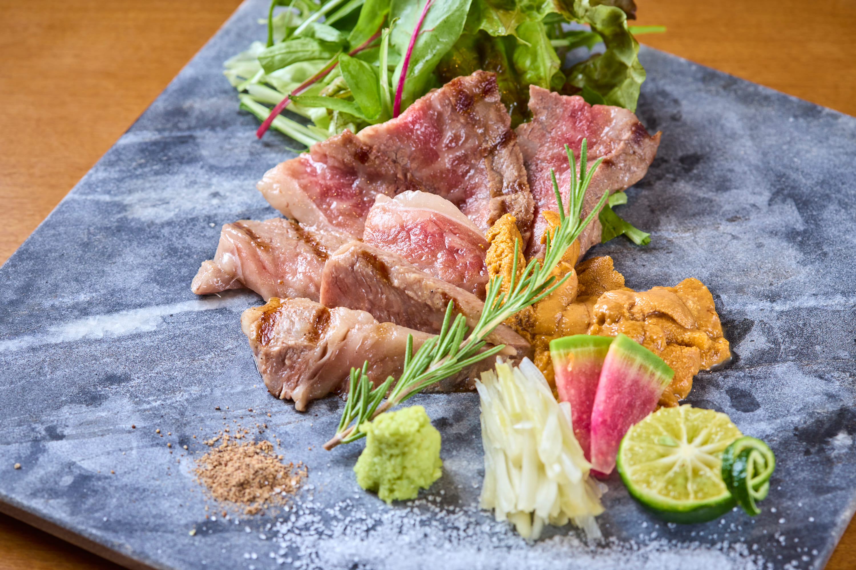 2. 厳選お肉、きめ細かいサシの和牛から30日間旨み凝縮熟成肉まで