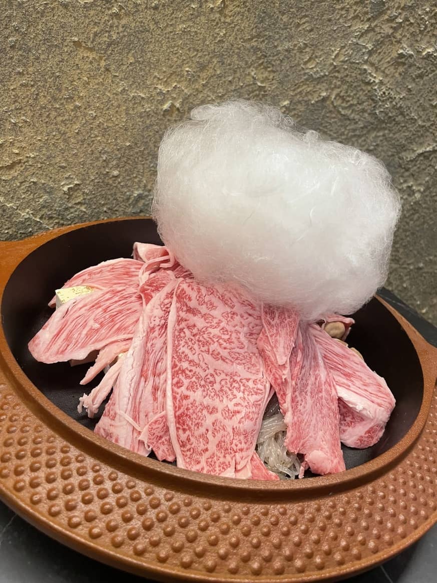見ても楽しめる、綿あめで作る近江牛すき焼き。