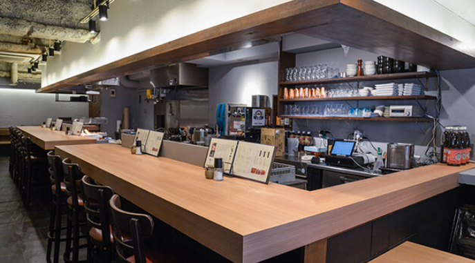 和の落ち着いた雰囲気で楽しめるカウンター席とテーブル席の店内