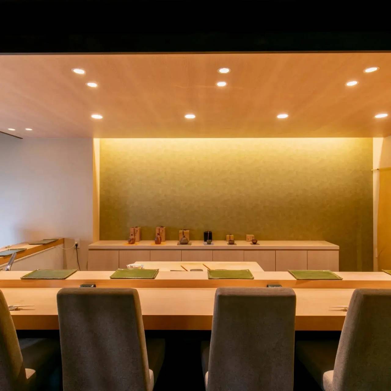 檜のカウンター席