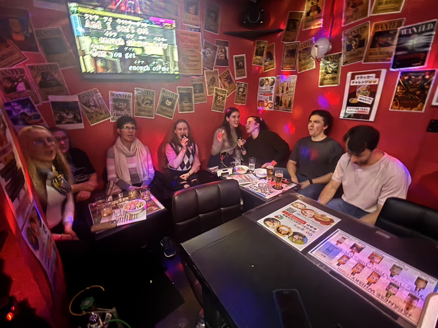 世界が交わる、日本一 “楽しい”カラオケBAR！