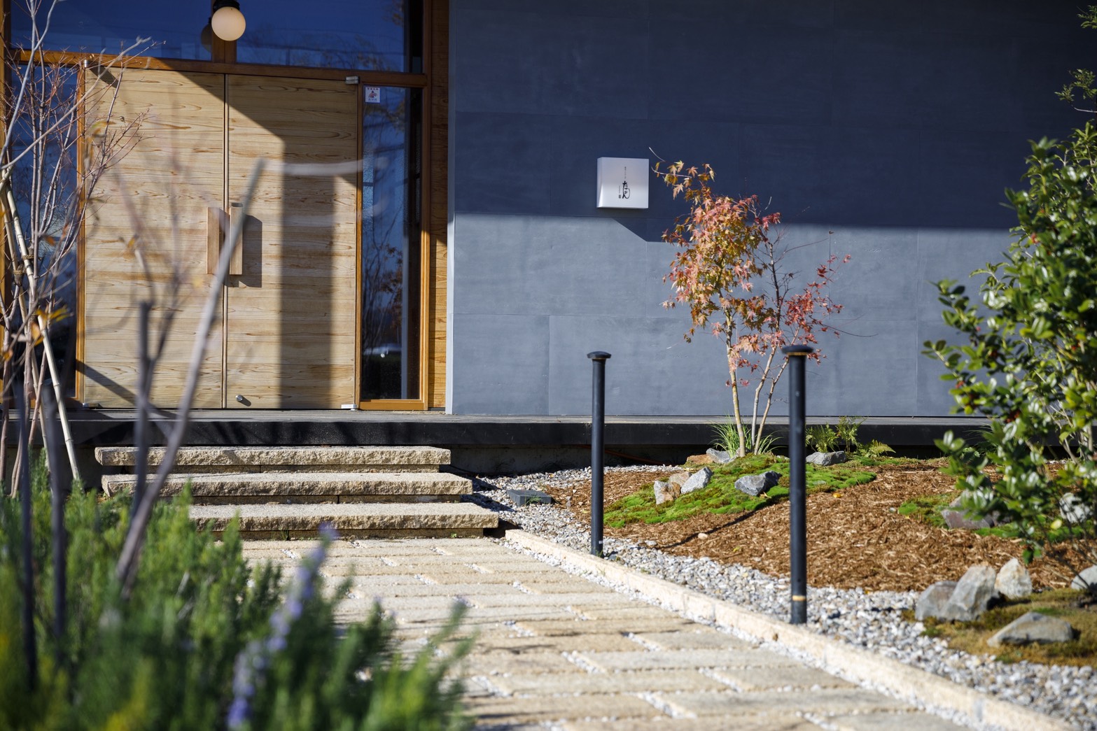 店内から見渡す和庭園